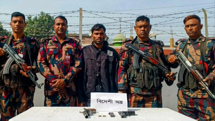 কুষ্টিয়ার দৌলতপুরে সীমান্তে অস্ত্র-গুলিসহ চোরাকারবারী আটক